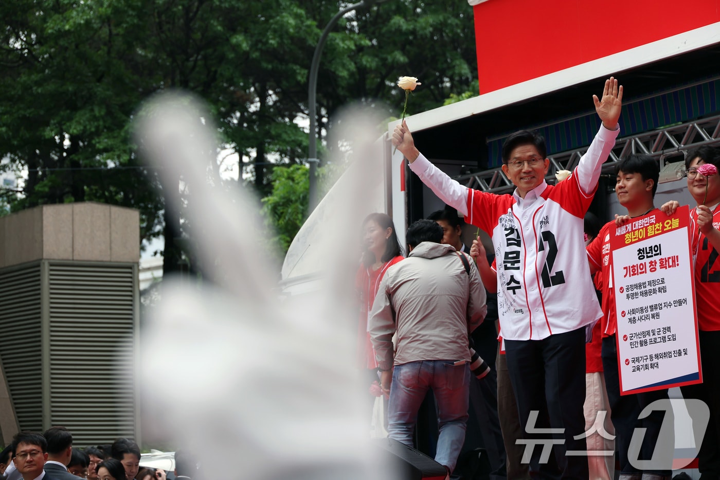 김문수 국민의힘 대선 후보가 19일 서울 청계광장에서 정책발표 후 인사를 하고 있다. (공동취재) 2025.5.19/뉴스1 ⓒ News1 김민지 기자