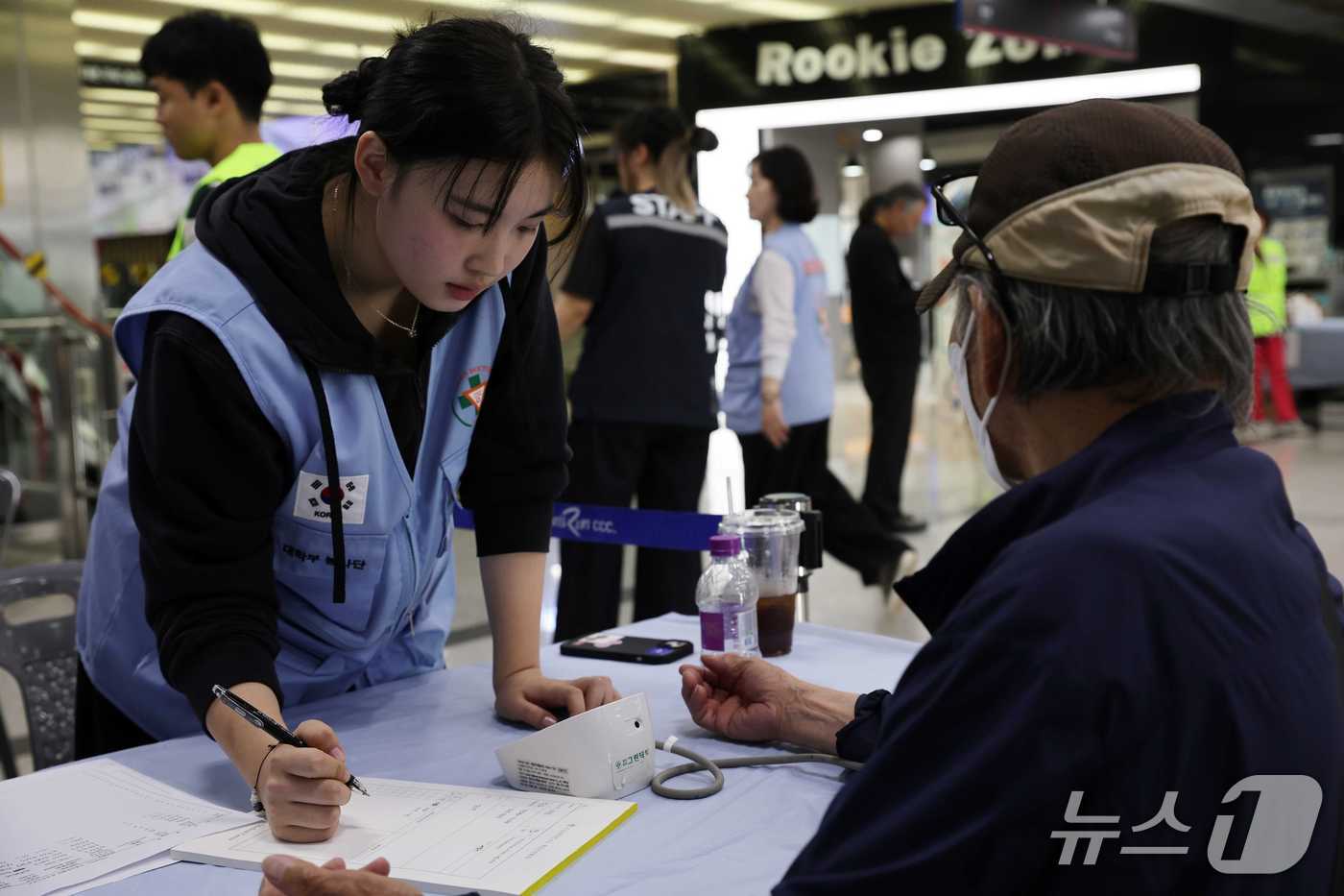 18일 렛츠런파크 부산경남에서 열린 '토닥토닥 의료나눔' 행사에서 방문객이 혈압을 측정하고 있다.(렛츠런파크 부산경남 제공. 재판매 및 DB 금지)