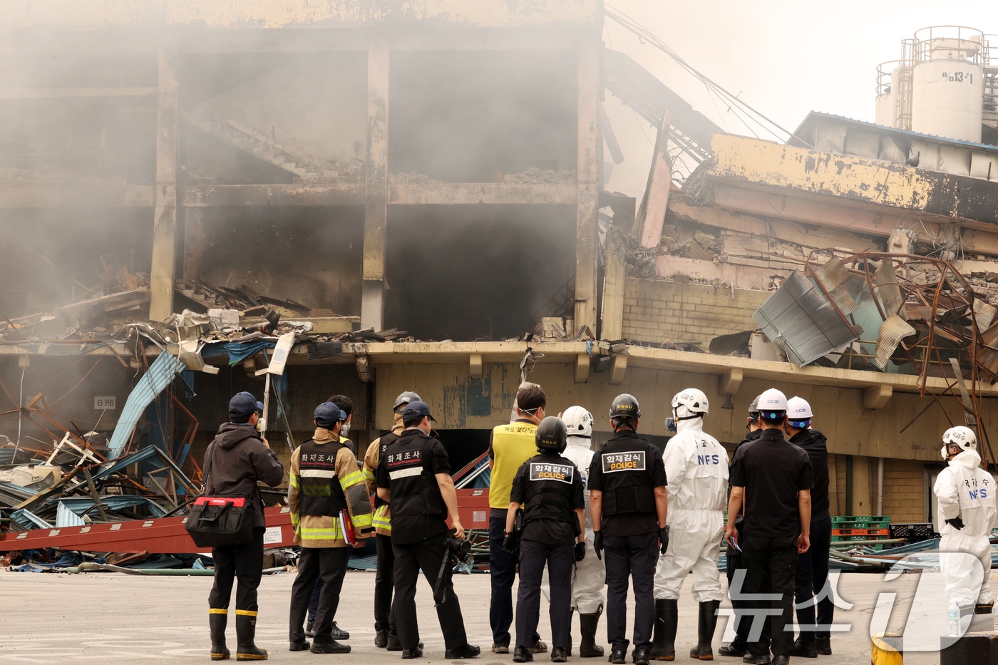 19일 오전 광주 광산구 소촌동 금호타이어 광주공장 화재 현장에 감식을 위해 국립과학수사연구원(국과수)이 현장을 살피고 있다. 2025.5.19/뉴스1 ⓒ News1 이승현 기자