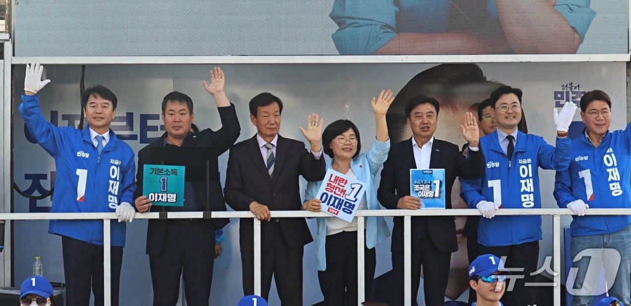 19일 충남 천안에서 민주당 이재명 대선 후보 지지 합동 유세하는 야4당 충남도당 위원장과 이용길 광장대선 충남연대 공동대표.(광장대선충남연대 제공. 재판매 및 DB금지)