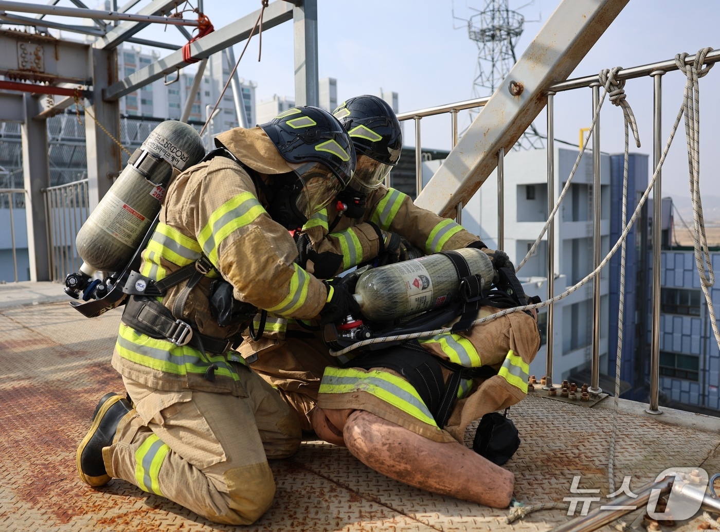 제천소방서 소방관들이 전국 대회를 앞두고 '동료구조(공기통교환)' 훈련을 펼치고 있다.(제천소방서 제공)/뉴스1 