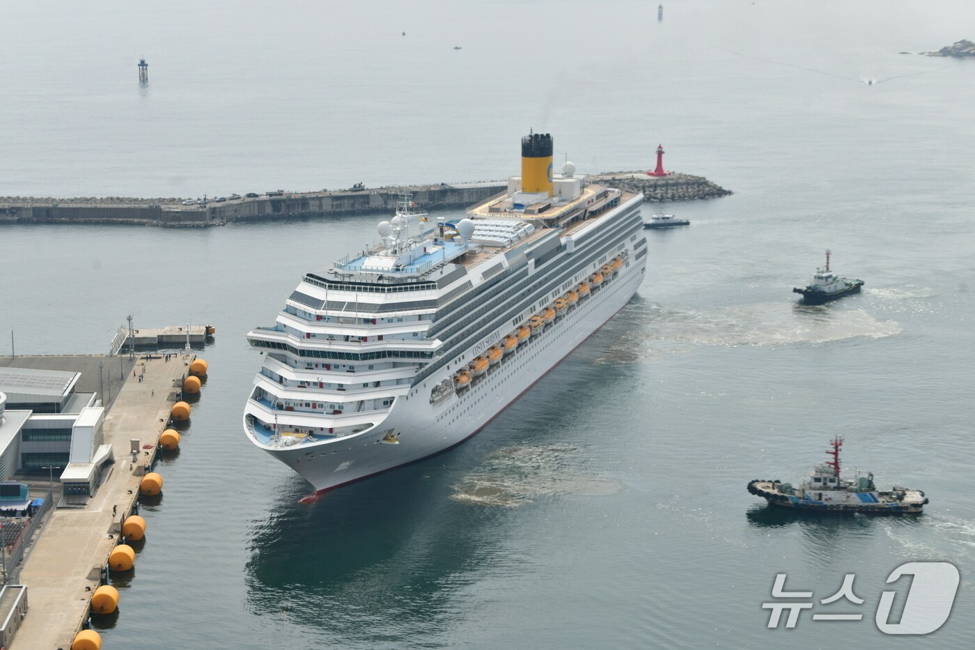 2023년 강원 속초항을 찾은 11만톤급 초호화 크루즈 세레나 코스타호.(뉴스1 DB)