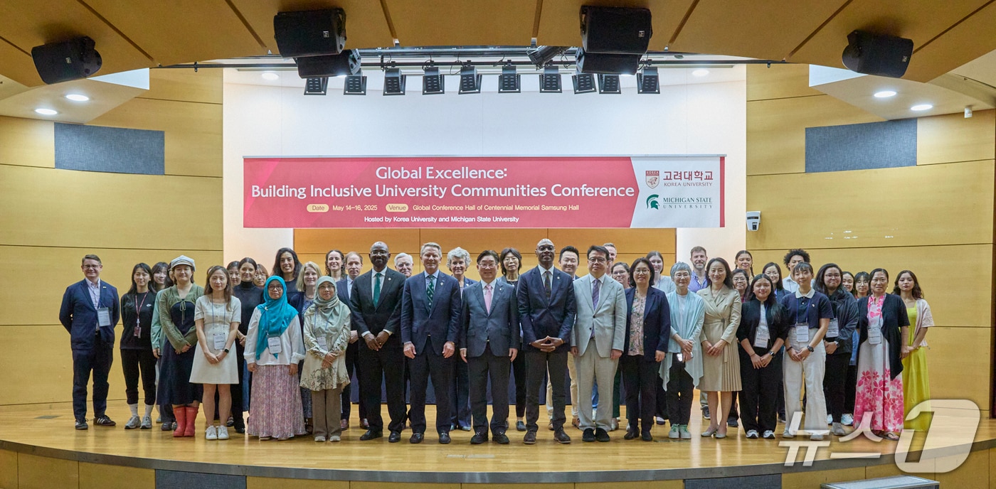 △(왼쪽 첫 번째줄 세 번째부터) Titus O. Awokuse 미시건주립대 국제처 부총장 겸 학장,  Kevin Guskiewicz 미시건주립대 총장, 김동원 고려대 총장, Jabbar Bennett 미시건주립대 다양성·포용성 부총장, 송상기 고려대 국제처장. (고려대 제공)