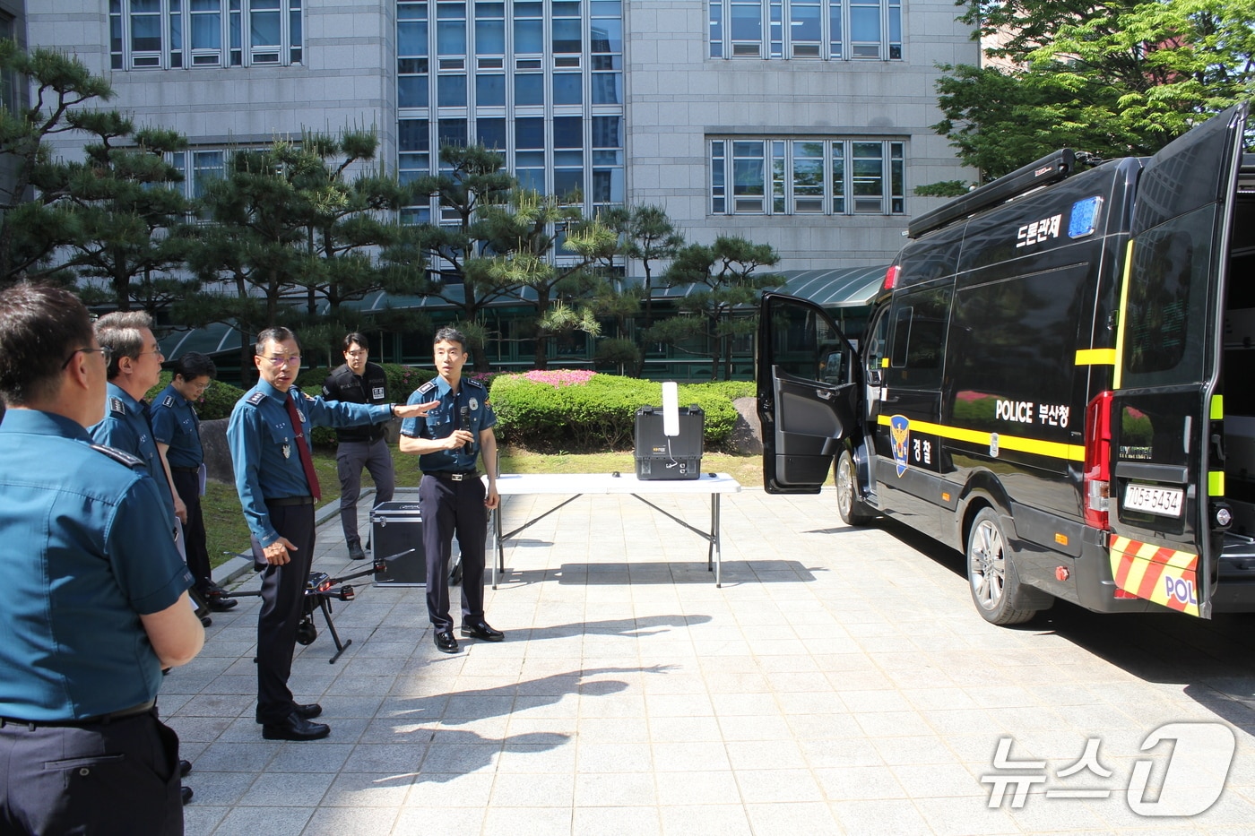 19일 부산경찰청에서 드론 영상 관제차량 시연회가 진행되고 있다.(부산경찰청 제공. 재판매 및 DB 금지회