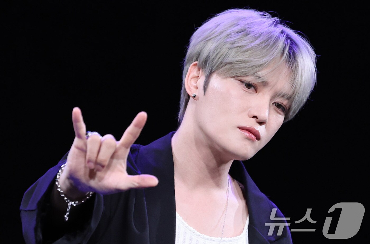 김재중이 19일 오후 서울 상암동 MBC 골든마우스홀에서 열린 EP '뷰티 인 카오스'(Beauty in Chaos) 발매 기념 기자간담회에서 포즈를 취하고 있다. 2025.5.19/뉴스1 ⓒ News1 박지혜 기자