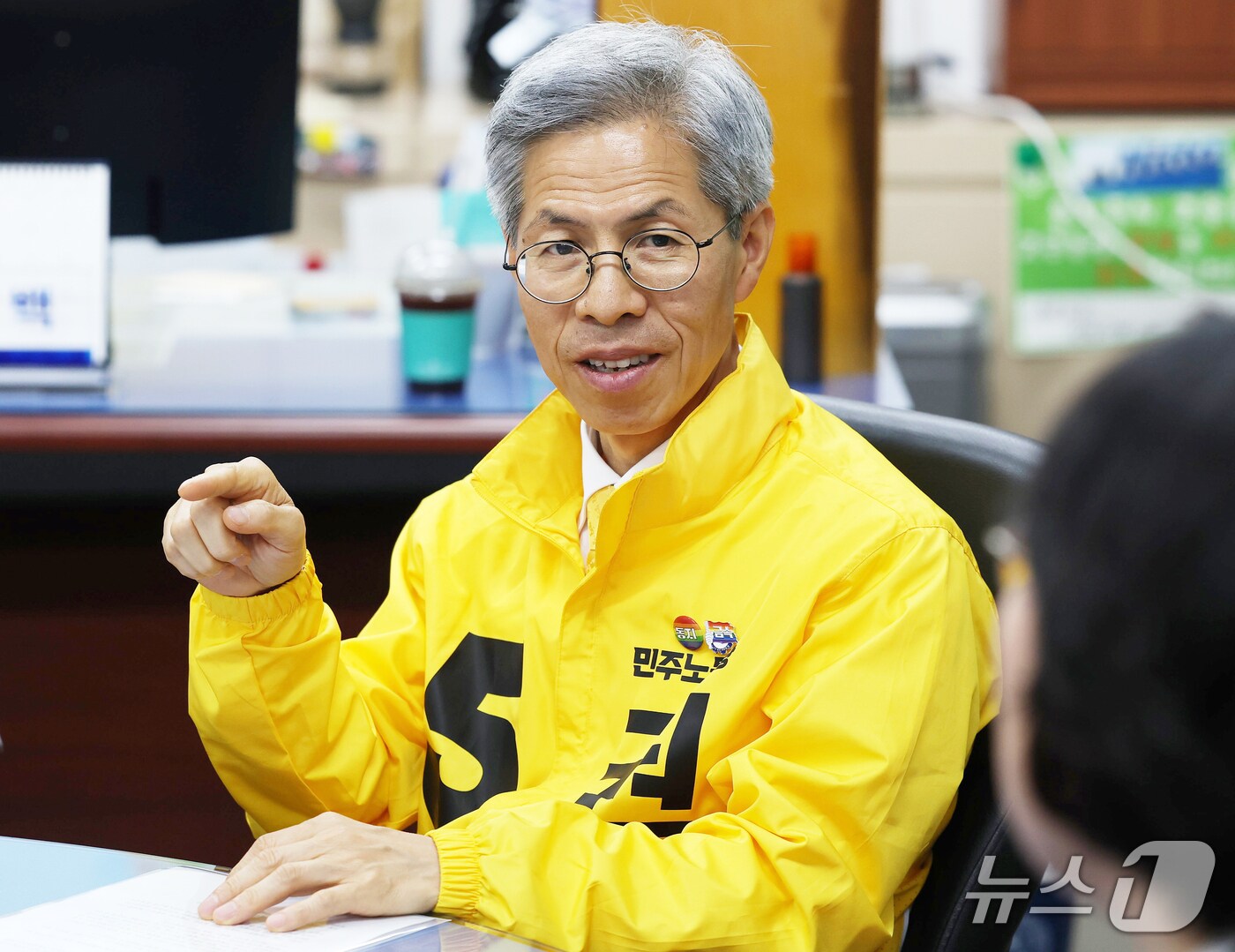 권영국 민주노동당 대통령 후보가 19일 오전 정책협약을 체결을 위해 인천 부평구 한국지엠(GM) 부평공장을 찾아 안규백 전국금속노동조합 한국지엠지부장 등과 대화하고 있다. (민주노동당 제공, 재판매 및 DB 금지) 2025.5.19/뉴스1