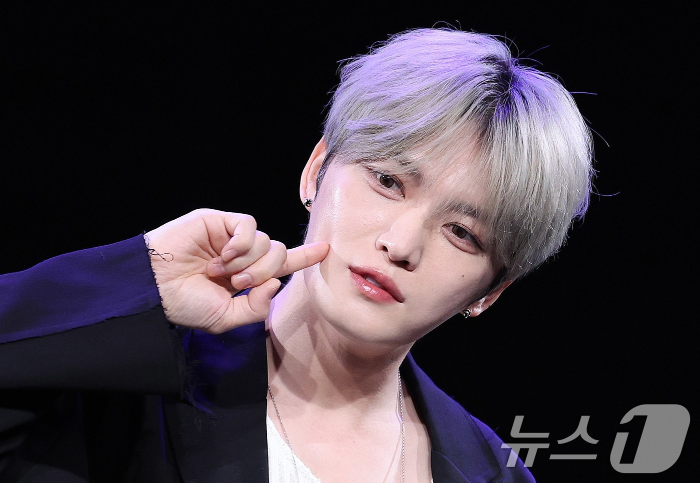 김재중이 19일 오후 서울 상암동 MBC 골든마우스홀에서 열린 EP '뷰티 인 카오스'(Beauty in Chaos) 발매 기념 기자간담회에서 포즈를 취하고 있다. 2025.5.19/뉴스1 ⓒ News1 박지혜 기자