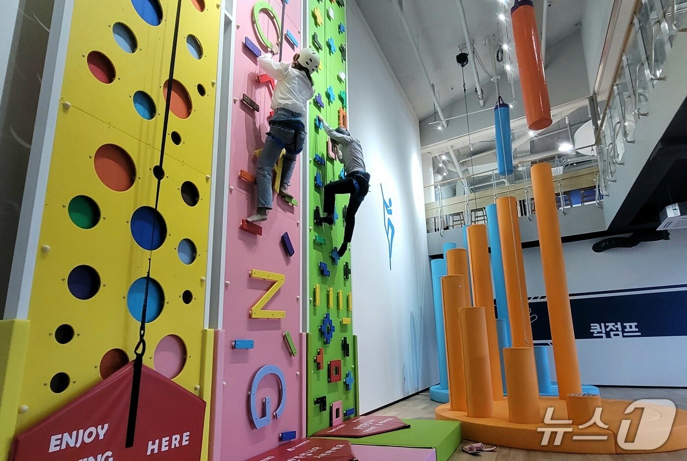 순창 발효테마파크 내에 마련된 암벽등반 시설 체험 모습.(순창군 제공. 재판매 및 DB금지)/뉴스1  