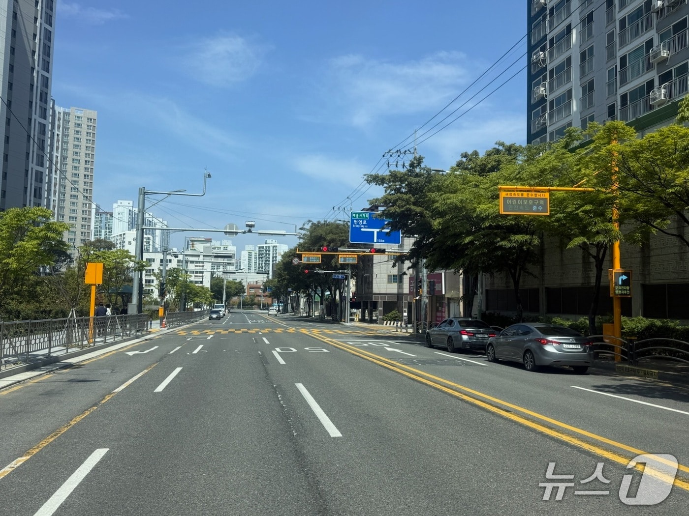 울산 남구가 어린이보호구역 3개소(도산초, 동백초, 용연초)에 스마트 교통환경 개선을 위한 ‘스마트 횡단보도 설치 사업’을 완료했다고 19일 밝혔다.(울산 남구 제공. 재판매 및 DB 금지) /뉴스1