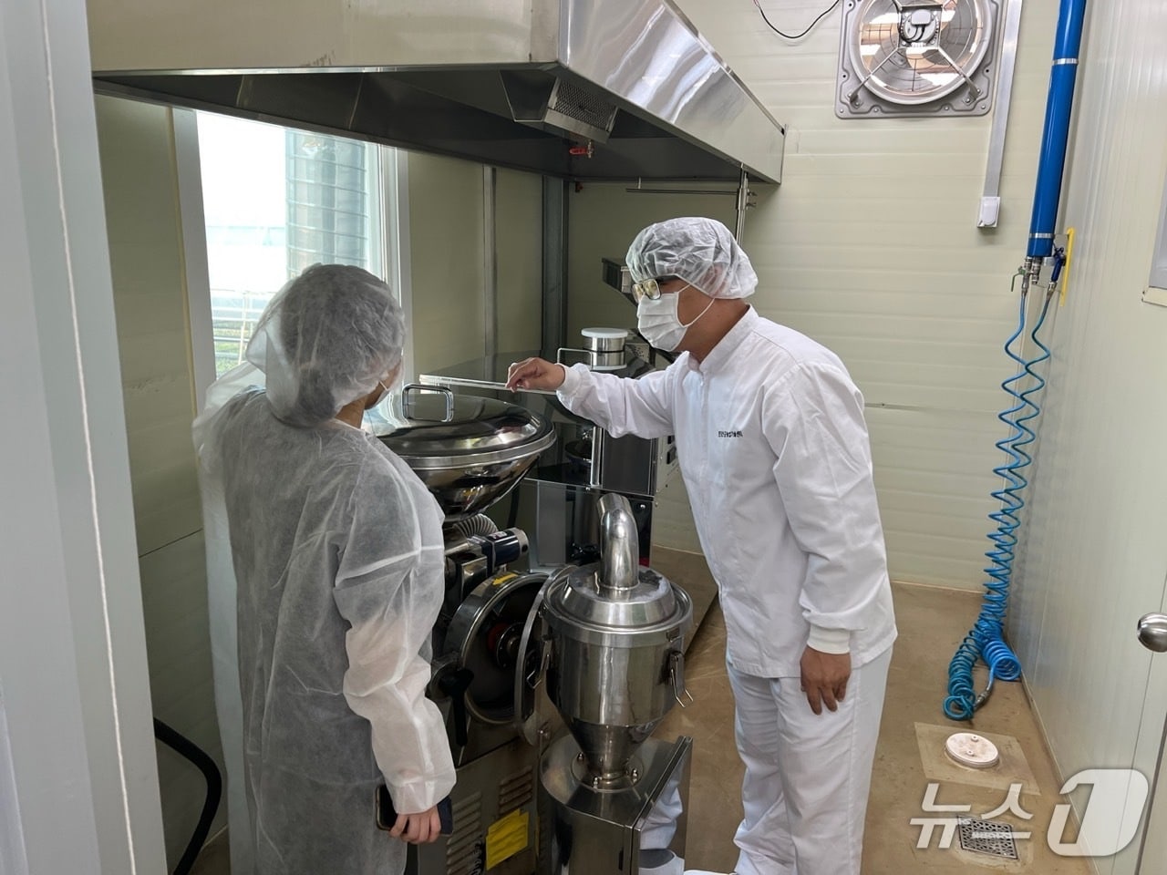 전북 진안군 농산물종합가공센터가 생산하는 7개 식품유형 가운데 유효기간 만료가 도래한 6개 품목이 식품안전관리인증기준 재인증을 획득했다.(진안군제공. 재판매 및 DB제공)2025.5.19/뉴스1