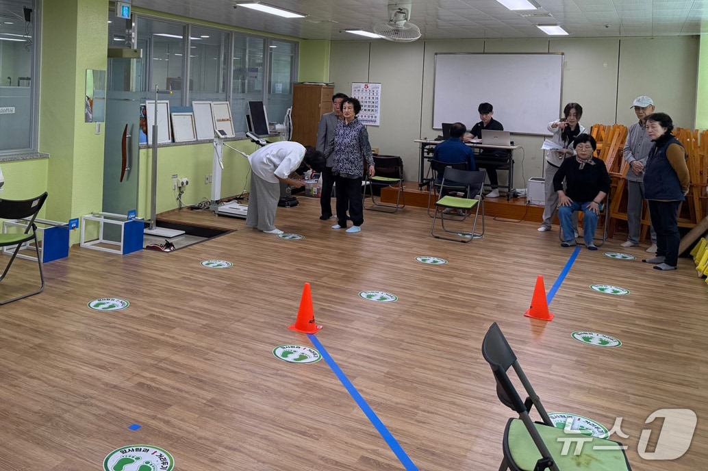 19일 경북 포항시설관리공단 포항체력인증센터는 북구 두호동 노인복지회관에서 노인 100명을 대상으로 무료 체력 측정 및 맞춤형 운동처방을 진행했다고 밝혔다. (포항시설관리공단제공, 제판매 및 DB 금지) 2025.5.19/뉴스1