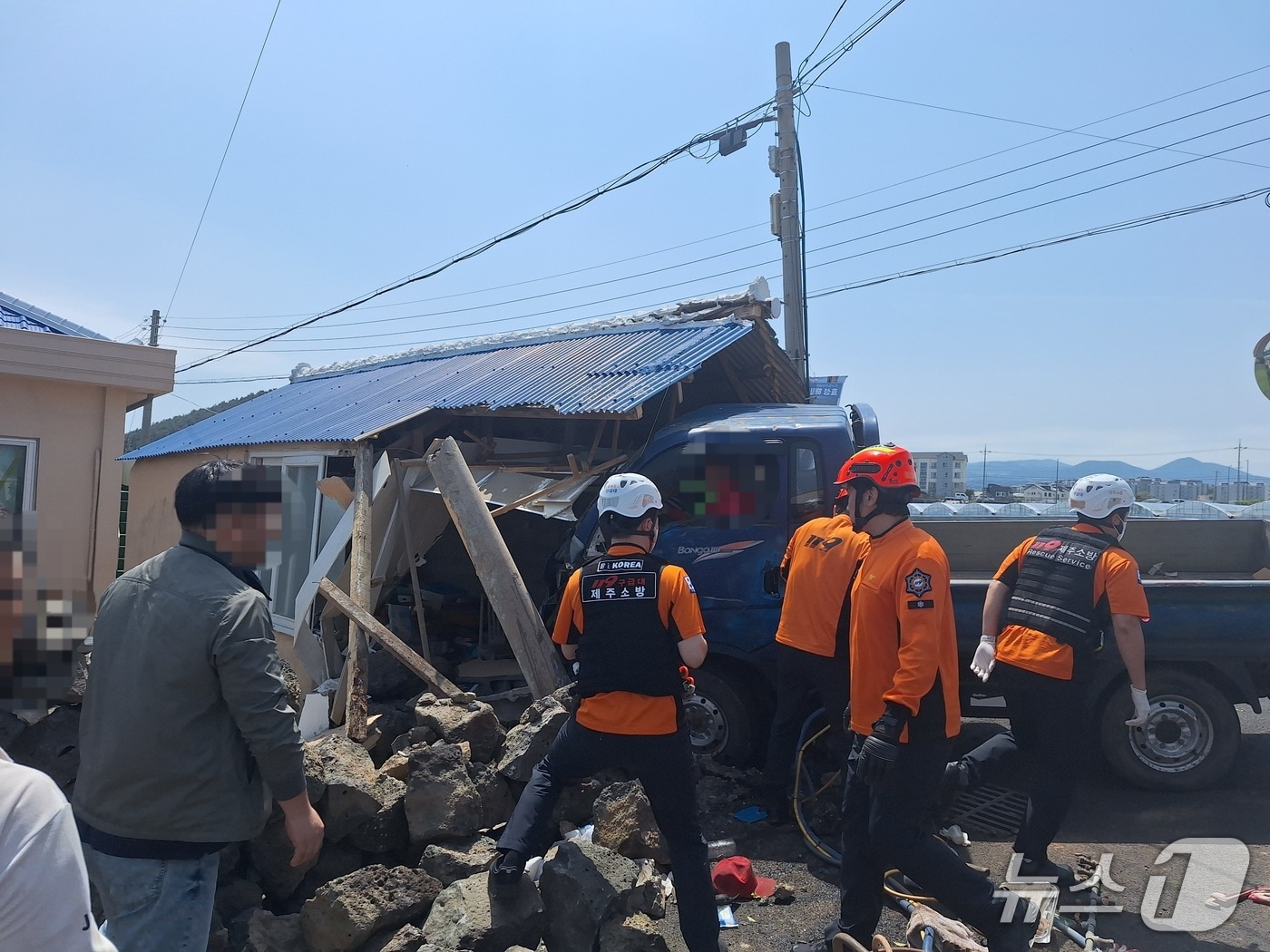 19일 오전 10시46분쯤 제주시 애월읍 구엄리에서 1톤 트럭이 주택 벽면을 들이받았다.(제주도소방안전본부 제공. 재판매 및 DB 금지)