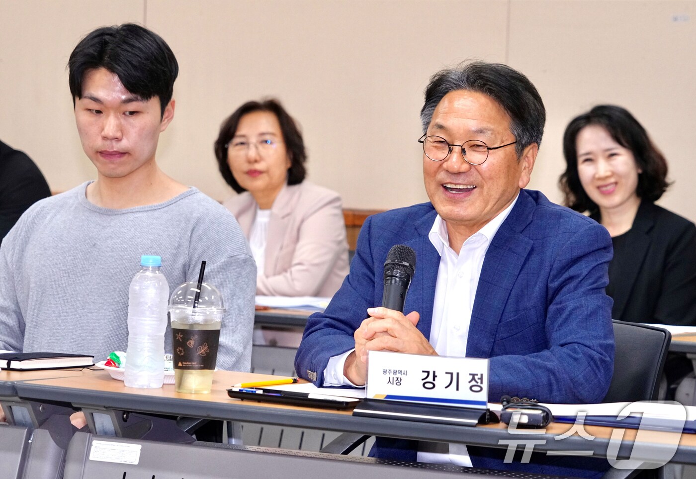 강기정 광주시장이 19일 오후 동구 동명동 I-PLEX(아이플렉스)에서 열린 ‘제21대 대통령선거 중소·청년창업기업 투표참여 약속’ 행사에 참석, 아이플렉스 입주 기업 대표들과 근로자 투표권 보장 등과 관련해 이야기를 나누고 있다.(광주시 제공. 재판매 및 DB 금지) 2025.5.19/뉴스1 