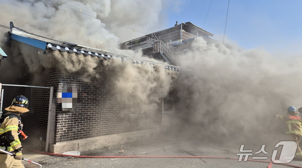 19일 오전 8시 13분께 전북 김제시 용동의 한 단독주택에서 불이 났다.(전북소방본부 제공. 재판매 및 DB금지)