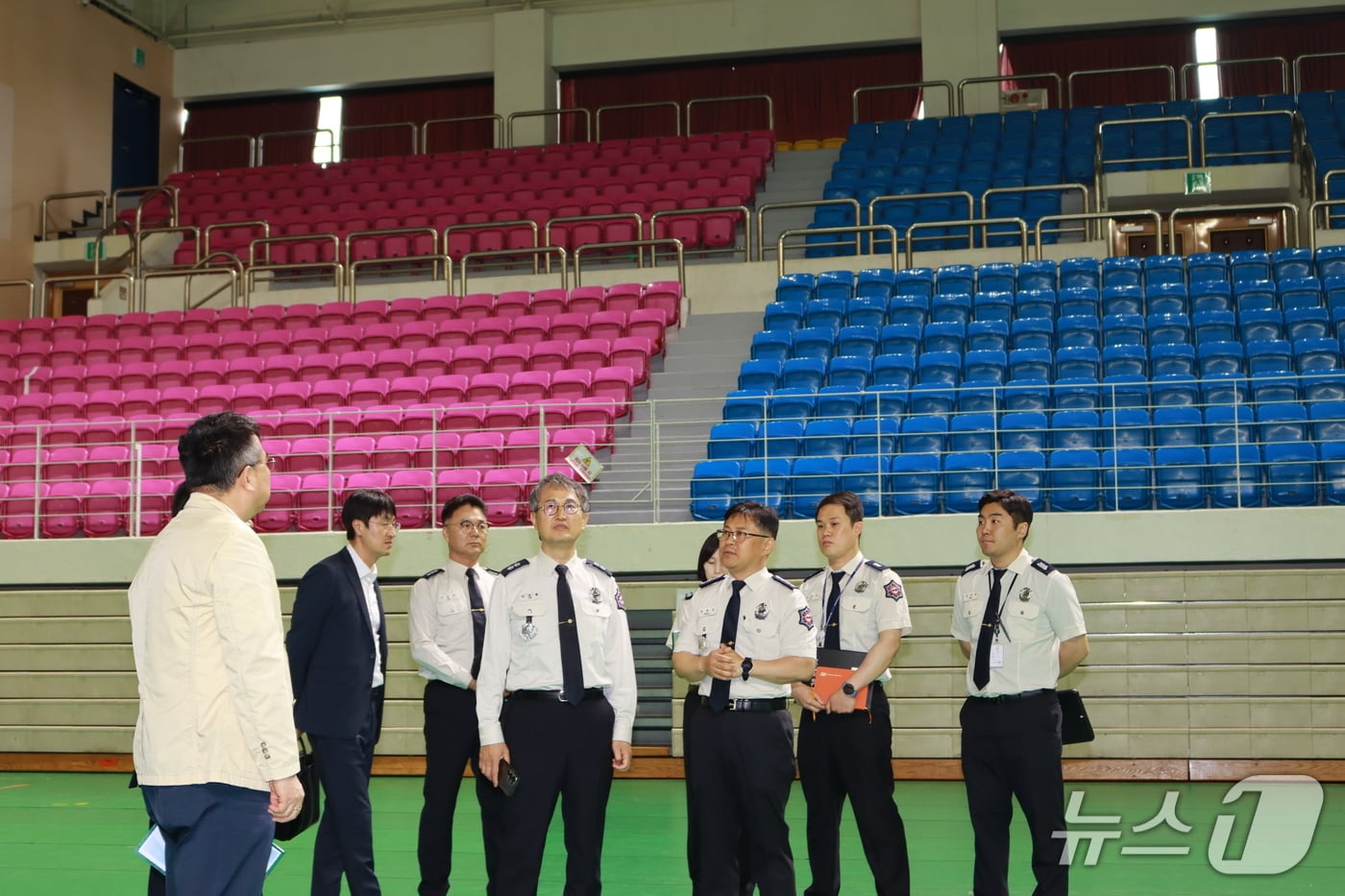 김승룡 강원특별자치도 소방본부장, 춘천 호반체육관 찾아 개표소 안전 전검.(도소방본부 제공, 재판매 및 DB금지)