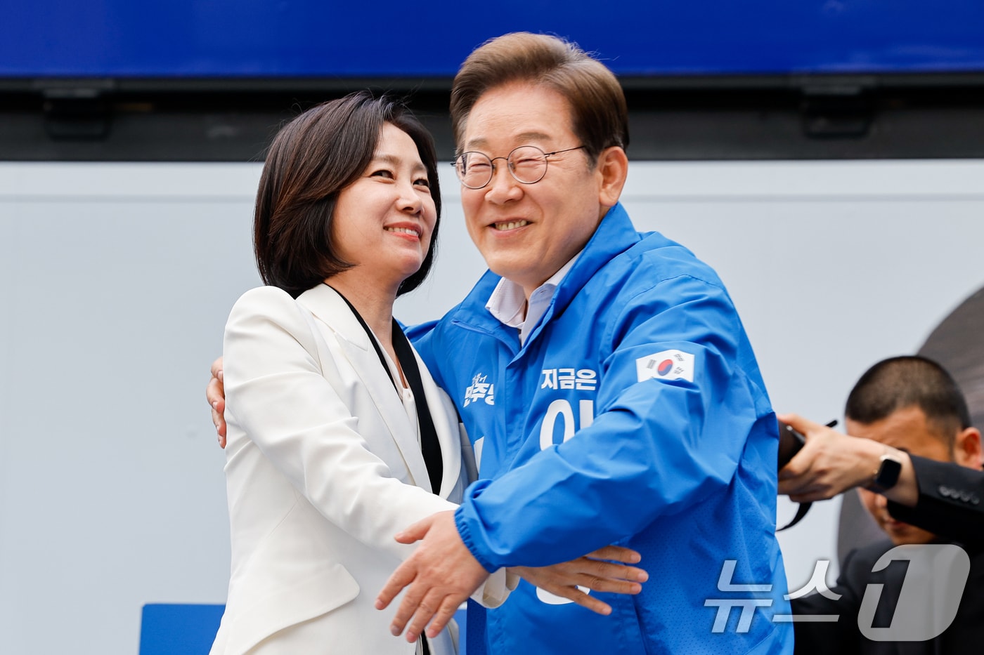 허은아 전 개혁신당 대표가 지난 5월 19일 오후 서울 영등포구 타임스퀘어를 찾아 당시 이재명 더불어민주당 대통령 후보 지지를 선언하며 이 후보와 포옹하는 모습. 2025.5.19/뉴스1 ⓒ News1 안은나 기자