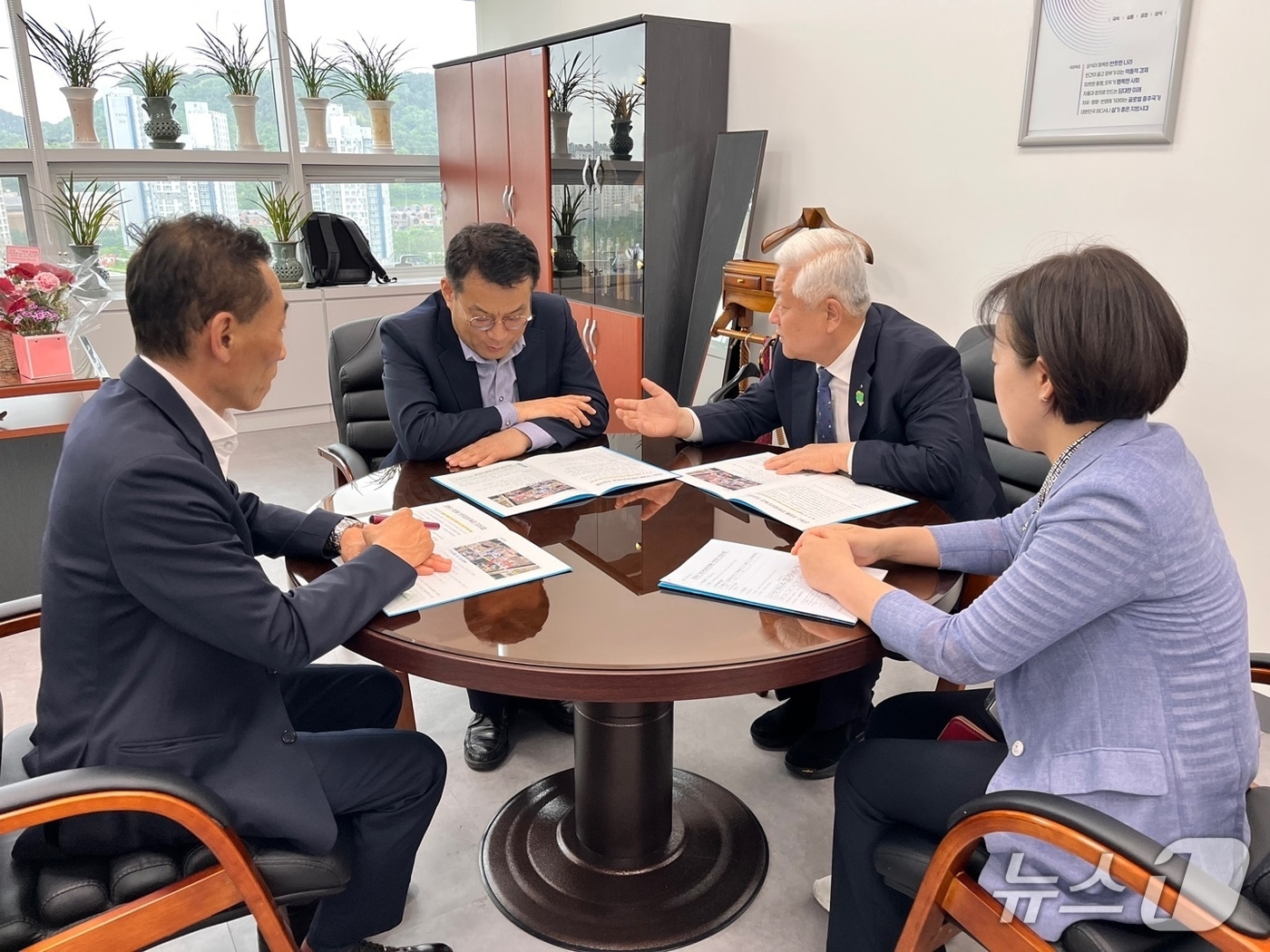 19일 황인홍 무주군수가 국가예산 확보를 위해 한순기 행안부 지방재정경제실장을 만나 면담을 하고 있다.&#40;무주군 제공. 재판매 및 DB금지&#41;