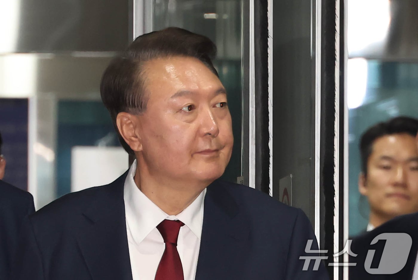 윤석열 전 대통령이 19일 서울 서초구 중앙지방법원에서 열린 내란 우두머리 혐의, 직권남용 권리행사방해 혐의 사건 4차 공판을 마친 뒤 법정을 나서고 있다. 2025.5.19/뉴스1 ⓒ News1 사진공동취재단