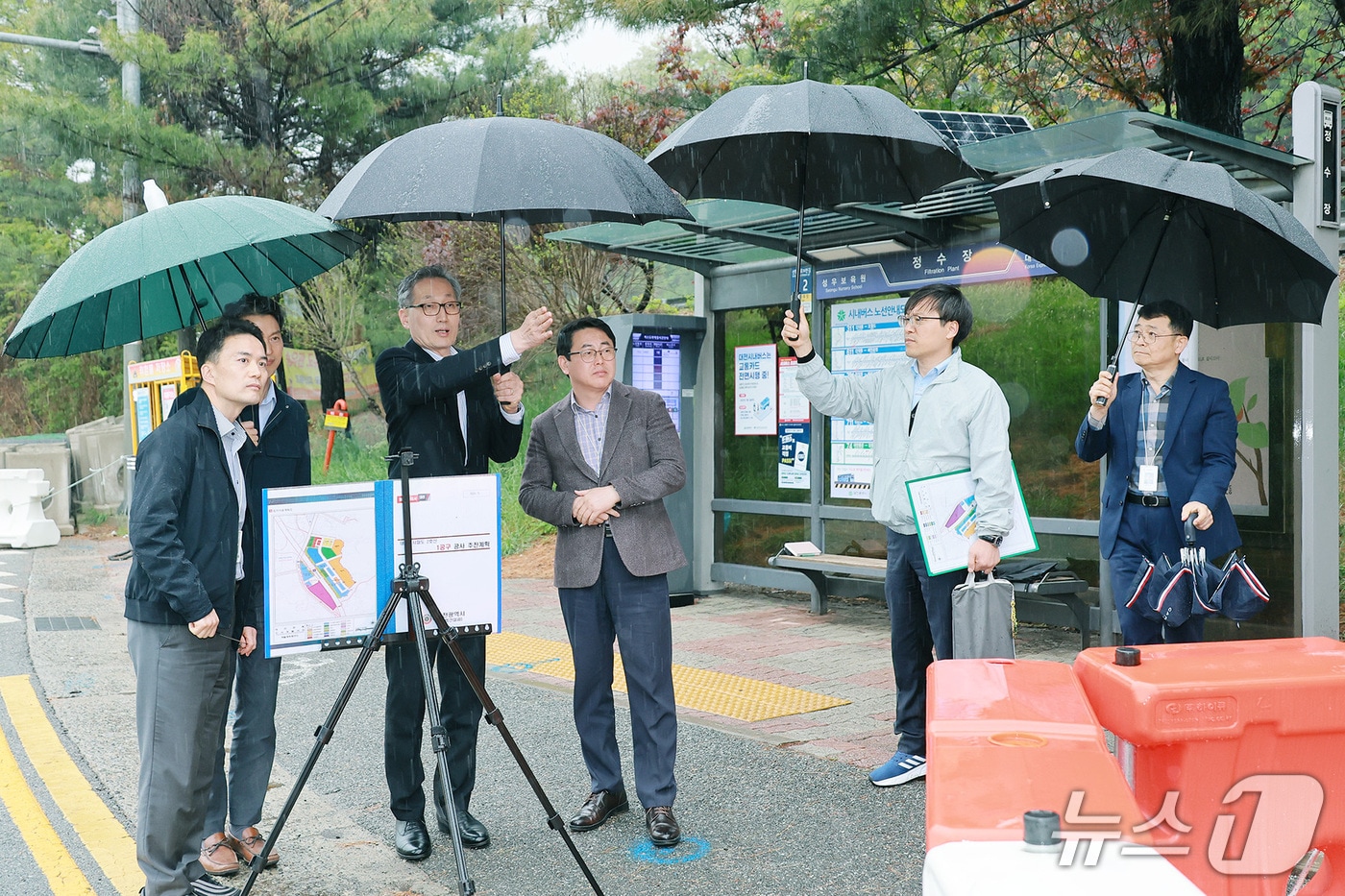 유득원 부시장이 도시철도 2호선 트램 건설 현장을 점검하고 있다.(대전시 제공, 재판매 및 DB 금지)/뉴스1