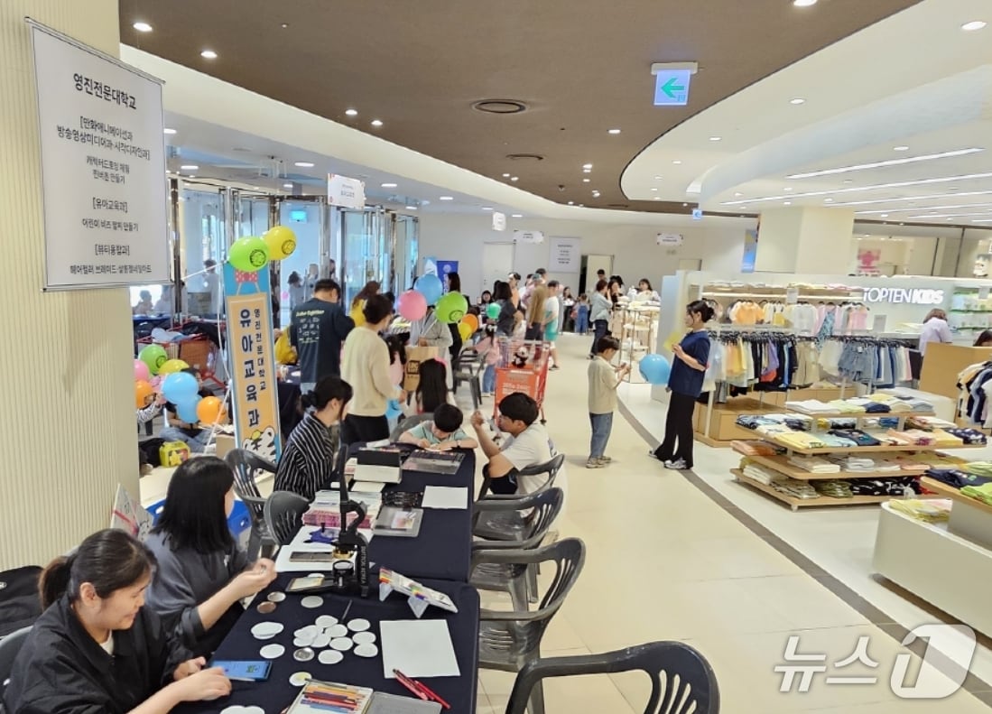 롯데아울렛 율하점이 오는 3일 '키득키득 캠퍼스 페스티벌'을 개최한다. 사진은 지난해 5월 열린 '대구경북지역 대학 페스티벌' 체험부스 모습.(롯데백화점 제공. 재판매 및 DB 금지)