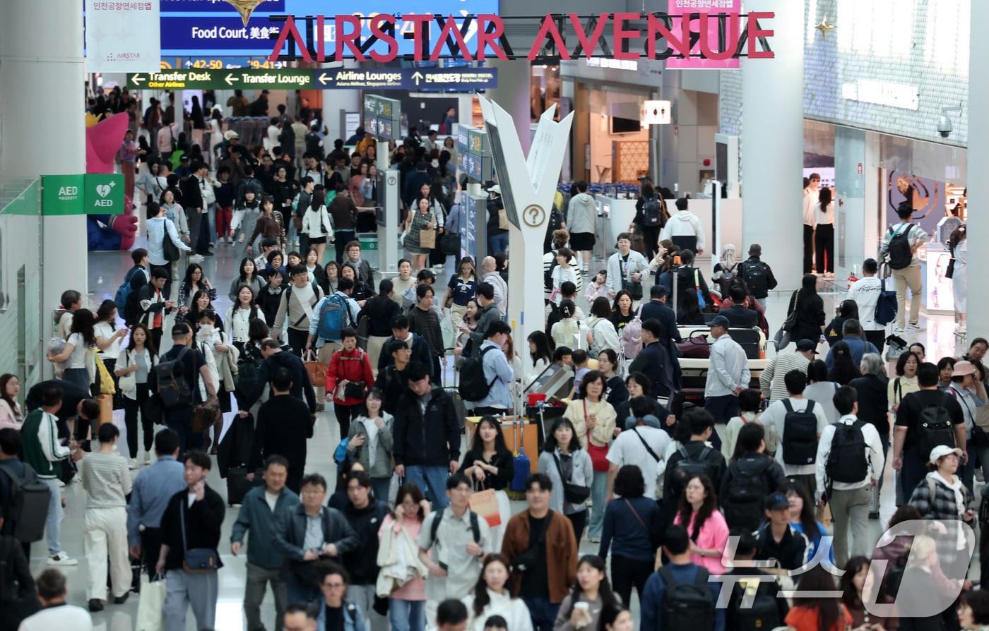 황금연휴를 앞둔 2일 오전 인천국제공항 제1여객터미널 면세구역이 여행객들로 붐비고 있다. 2025.5.2/뉴스1 ⓒ News1 김성진 기자