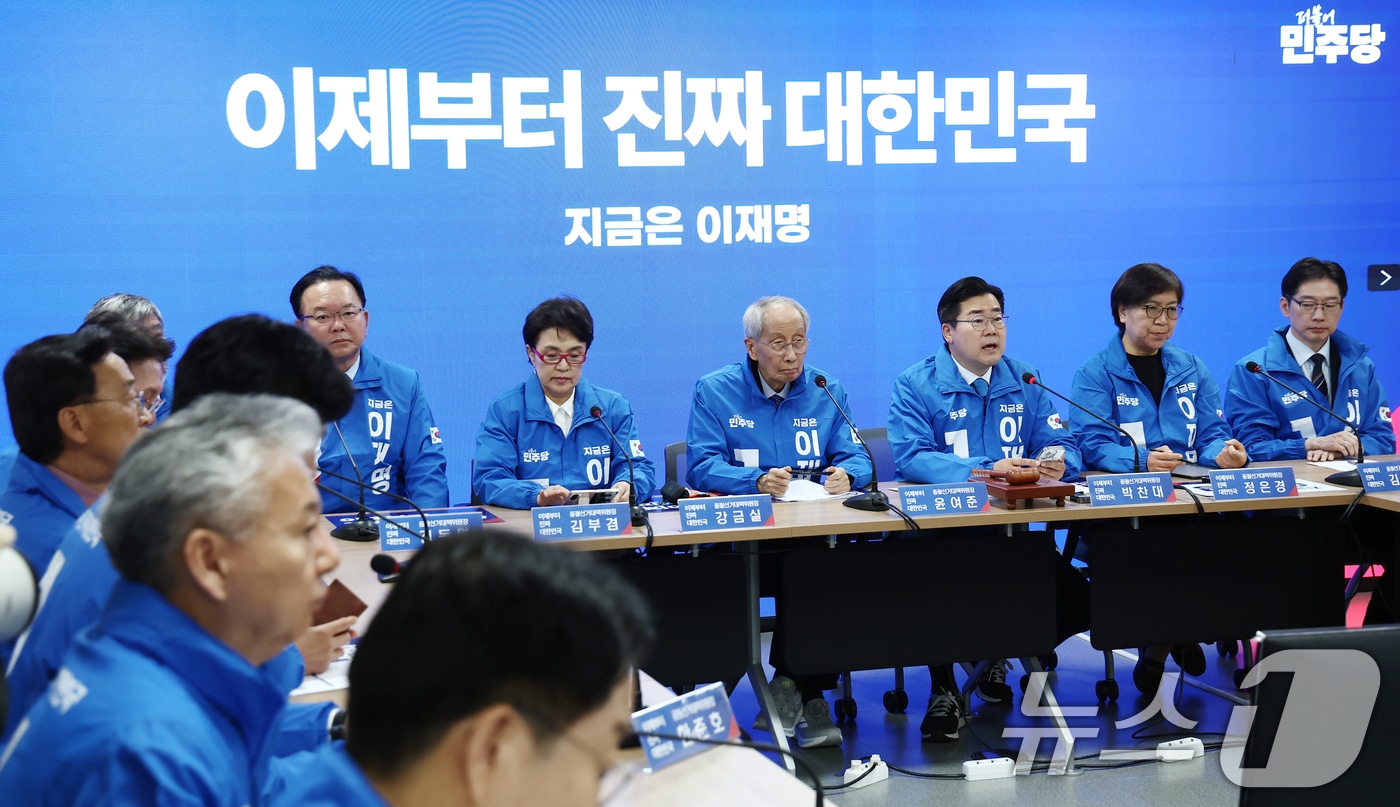 박찬대 더불어민주당 상임 총괄선거대책위원장이 2일 오전 서울 여의도 중앙당사에서 열린 중앙선거대책위원회의에서 모두 발언을 하고 있다. 2025.5.2/뉴스1 ⓒ News1 김민지 기자