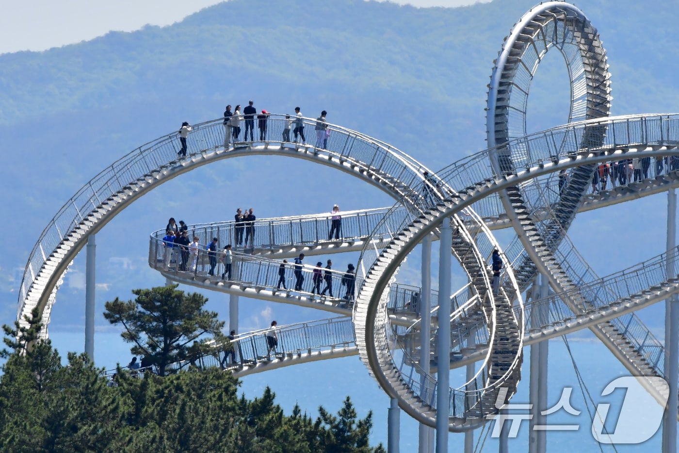 2일 경북 포항시 북구 환호공원 스페이스워크를 찾은 관광객들이 화창한 날씨 속에 즐거운 시간을 보내고 있다. 2025.5.2/뉴스1 ⓒ News1 최창호 기자