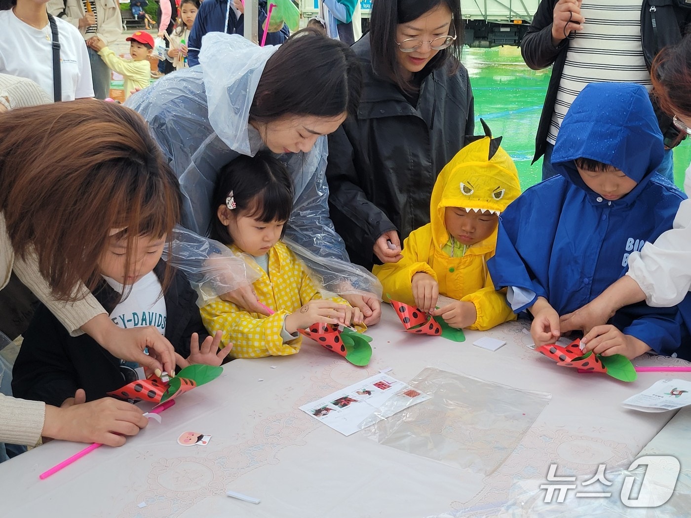2024년 어린이날 행사에서 방문객들이 바람개비 만들기 체험을 하고 있다.(공단 제공. 재판매 및 DB 금지)