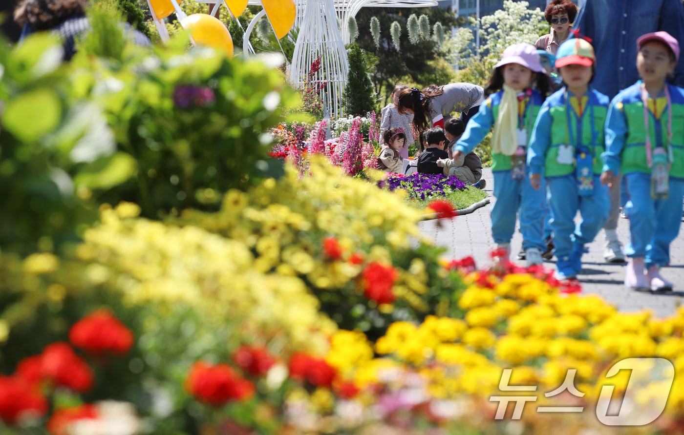 2일 부산 부산시민공원 다솜광장에서 열린 제5회 부산 봄꽃 전시회를 찾은 어린이들이 봄꽃을 구경하고 있다. 2025.5.2/뉴스1 ⓒ News1 윤일지 기자