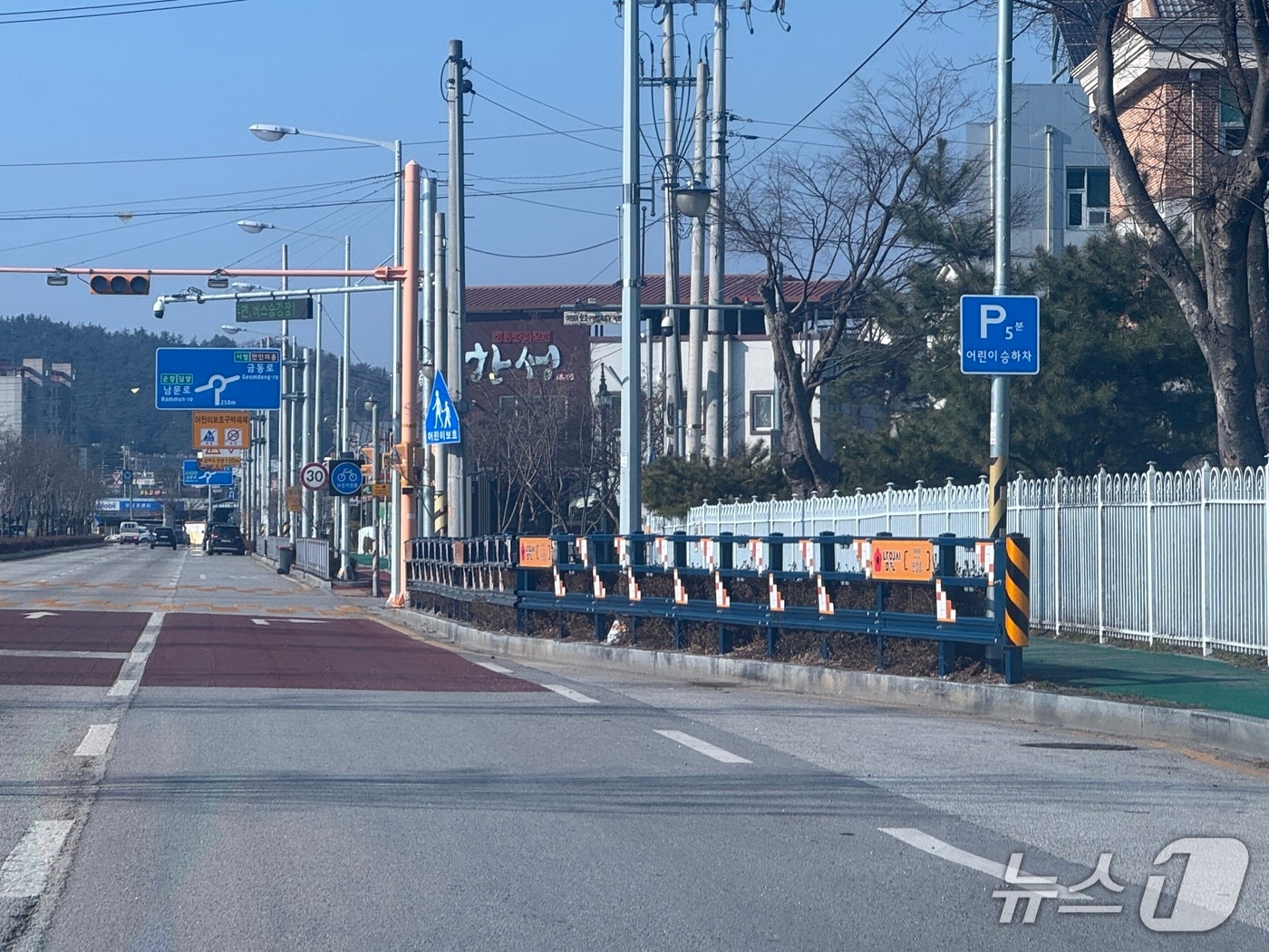 전북경찰청은 전북지역 어린이·노인 보호구역 내 교통안전시설을 일제 정비했다고 2일 밝혔다. 사진은 남원초등학교 앞에 설치된 차량 방호 울타리.&#40;전북경찰 제공. 재판매 및 DB 금지&#41;