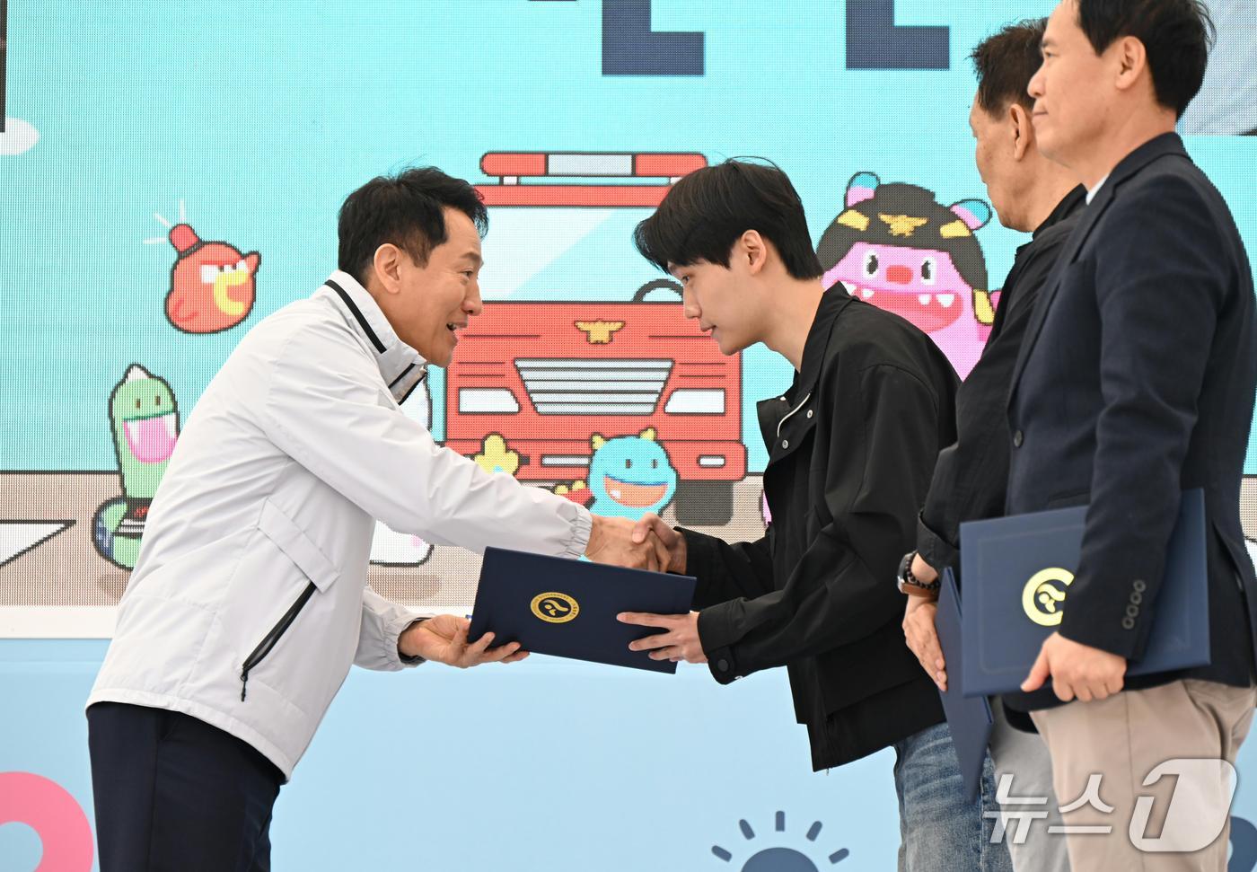  오세훈 서울시장이 2일 여의도공원에서 열린 '2025 서울안전한마당'에서 용감한 의인상을 수여하고 있다.(서울시청 제공)