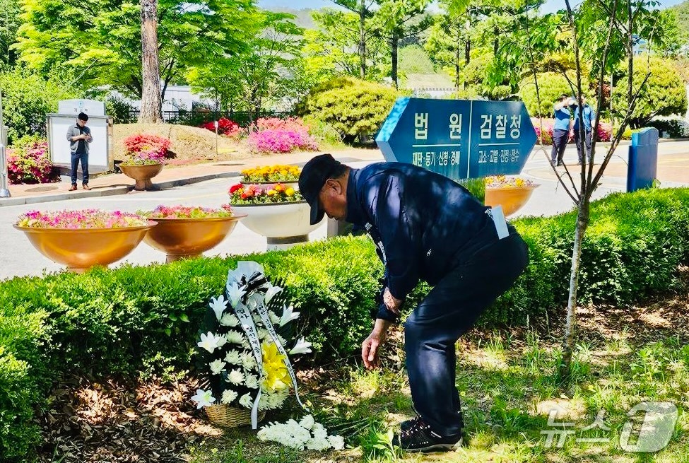 민주노총 건설노조 간부 고(故) 양회동 씨 사망 2주기인 2일 오전 '양회동 열사 정신 계승을 위한 강릉지역공동대책위원회'가 당시 양 씨가 분신한 장소인 강원 강릉시 난곡동 춘천지법 강릉지원 내 화단에서 추모식을 거행하고 있다.(위원회 제공, 재판매 및 DB 금지)