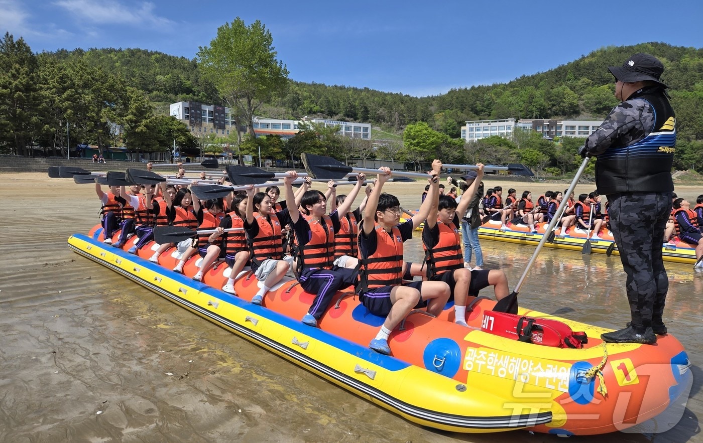 광주 첨단중 학생들이 발포해수욕장에서 해양수련활동을 하고 있다.(광주교육청 제공. 재배포 및 DB 금지)
