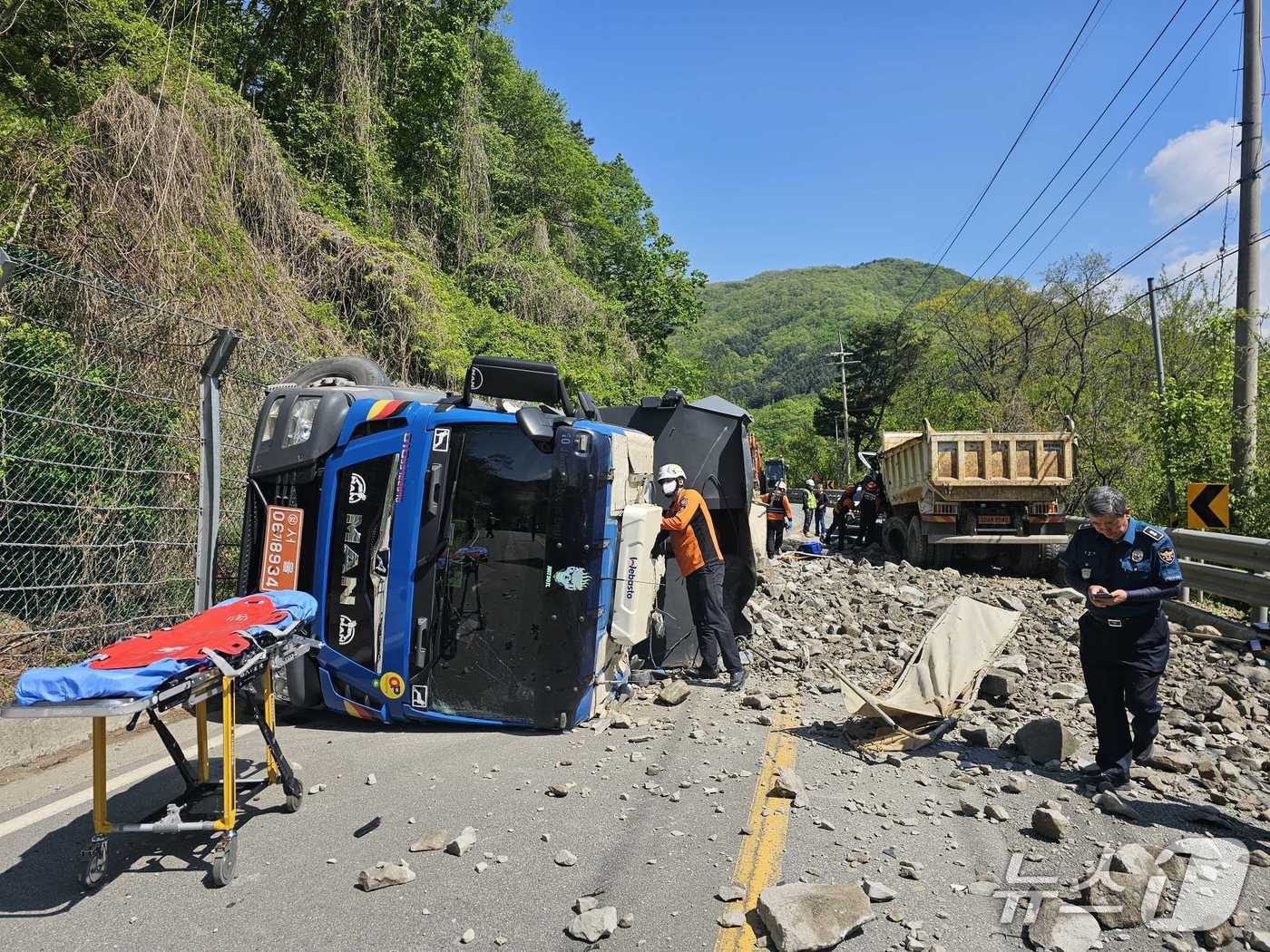 강원 춘천 사북면 원평리 교통 사고 현장.(강원도소방본부 제공, 재판매 및 DB금지)