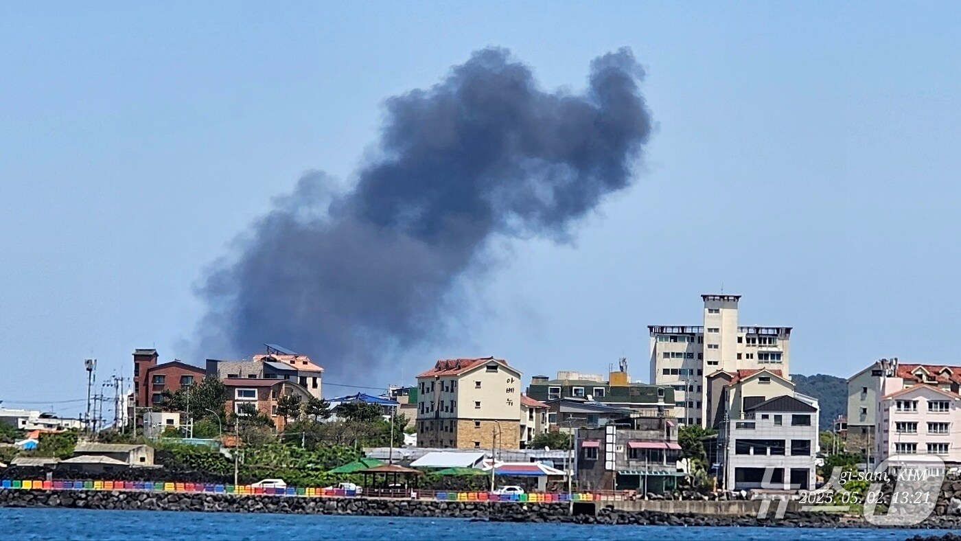 제주의 한 화력발전소 연료탱크 보강공사 중 유류 잔여물에 불이 붙으며서 검은 연기가 나고 있다.(독자 김기삼 씨 제공, 재판매 및 DB 금지)/뉴스1 
