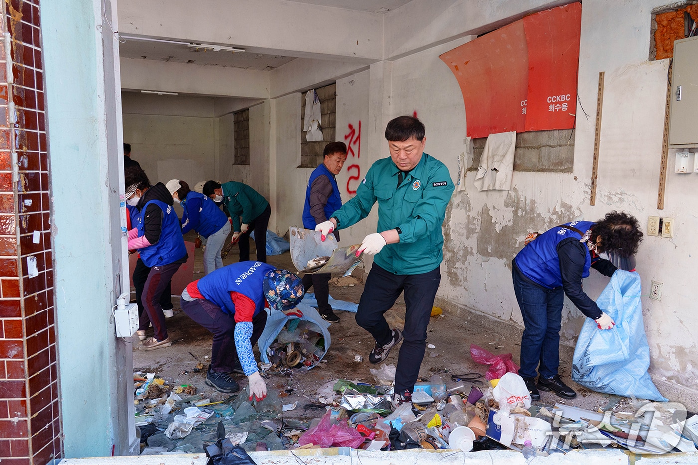 울산 동구가 2일 일산동 미착공 주택건설사업부지 폐기물 환경정비 를 실시했다.(울산동구청제공. 재판매 및 DB 금지)