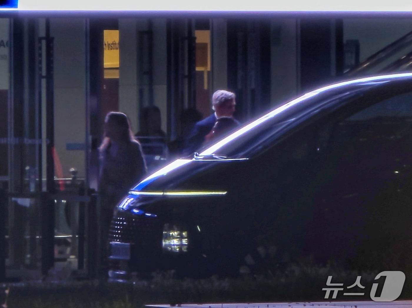 존 케리 미국 전 국무부 장관이 4월 29일 부산 해운대구 벡스코에서 열린 제10차 아워 오션 콘퍼런스 기자회견 뒤 내연기관 승합차를 탑승하고 있다. ⓒ 뉴스1 황덕현 기자