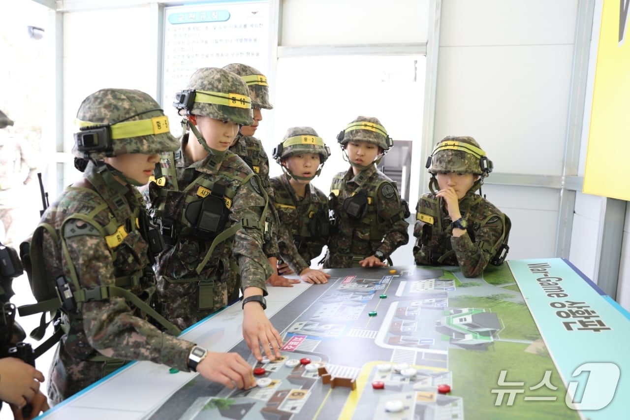  군사훈련을 하고 있는 국군간호사관학교 생도들(국군간호사관학교 제공) /뉴스1