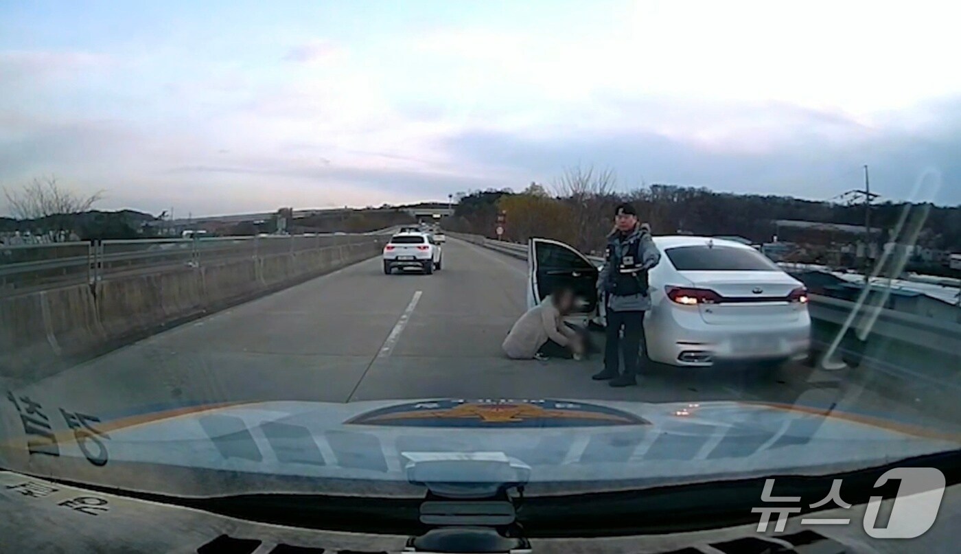  지난 4월 13일 경기 고양시 한 도로에서 50대 남성이 심장 고통을 호소하며 쓰러져 있는 모습&#40;고양경찰서 제공. 재판매 및 DB 금지&#41;/뉴스1 