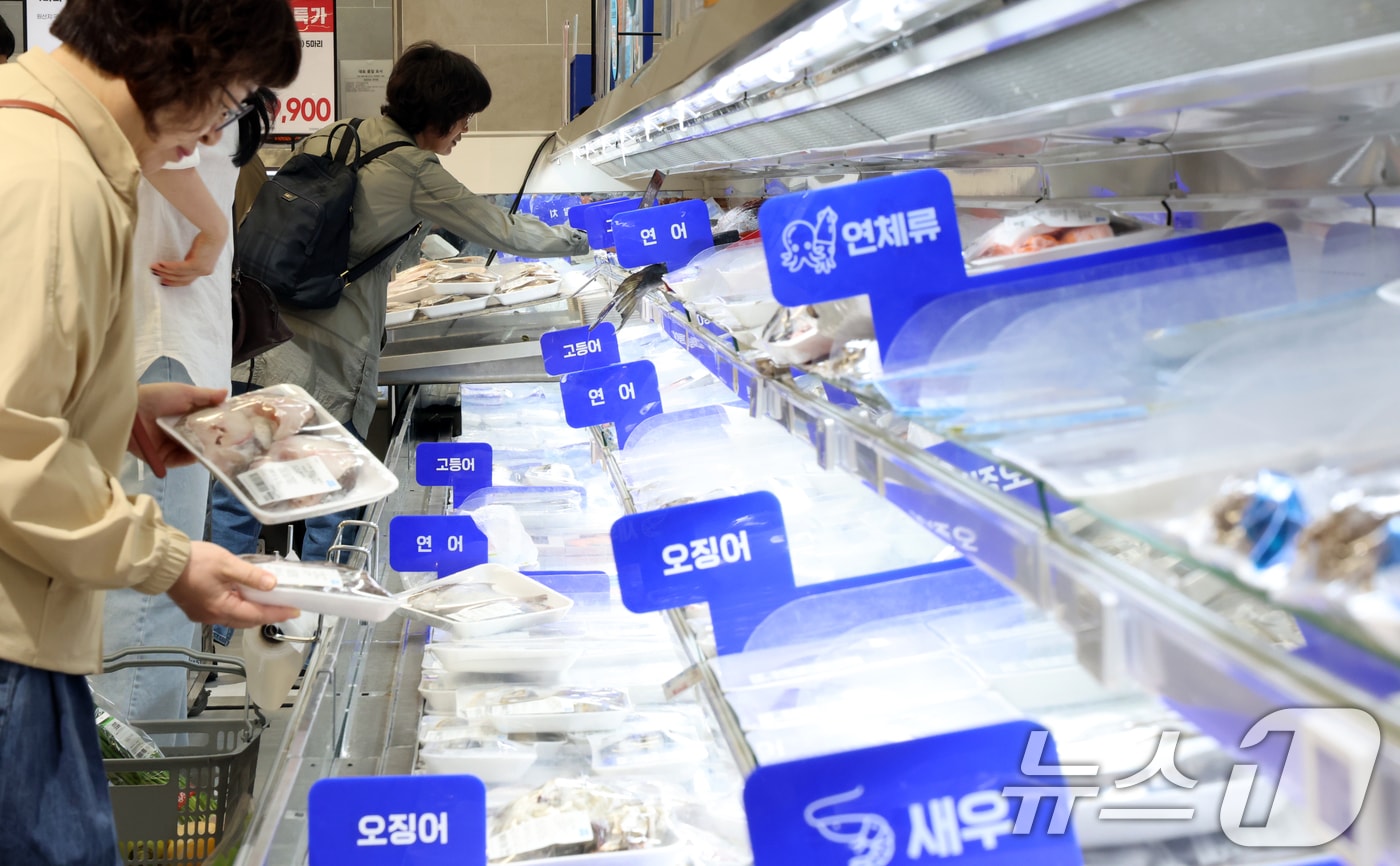 통계청이 2일 발표한 '2025년 4월 소비자물가동향'에 따르면 지난달 소비자물가지수는 전년 동월 대비 2.1% 상승했다. 4월에는 가공식품과 외식, 축산물, 수산물 등 먹거리 가격이 고공행진을 했다. 축산물(4.8%)과 수산물(6.4%)은 큰 상승폭을 나타냈다. 사진은 이날 서울 한 마트에서 소비자들이 수산물을 고른는 모습. 2025.5.2/뉴스1 ⓒ News1 김명섭 기자