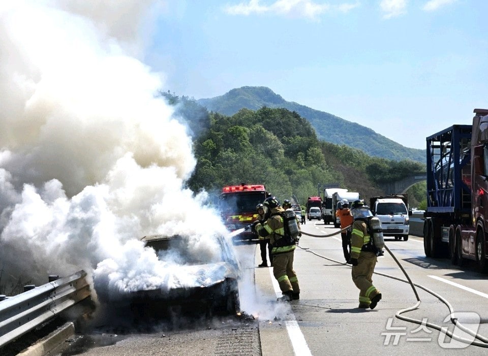 2일 오전 10시 26분쯤 충북 보은군 마로면 당진영덕고속도로에서 청주 방향 속리산 휴게소 인근을 달리던 승용차에 불이  났다.(보은소방서 제공. 재판매 및 DB금지) /뉴스1 
