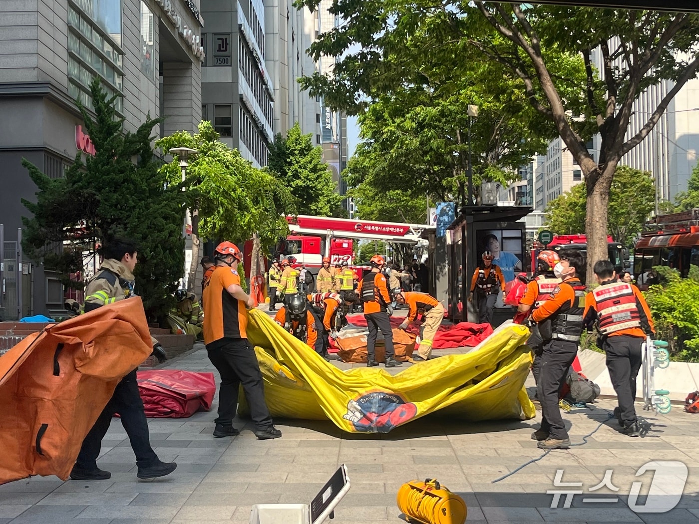 서울 강남 한복판 여성 투신 소동…1시간 40분만에 구조(종합) - 뉴스1