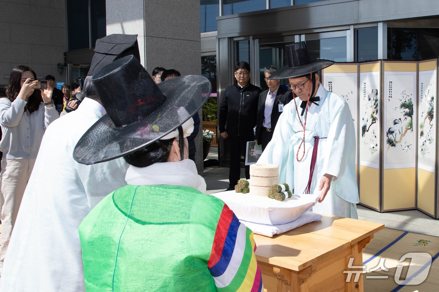 김홍규 강원 강릉시장이 2일 시청 앞에서 열린 강릉단오제 신주미 봉정행사에 참여하고 있다.(강릉시 제공, 재판매 및 DB 금지) 2025.5.2/뉴스1