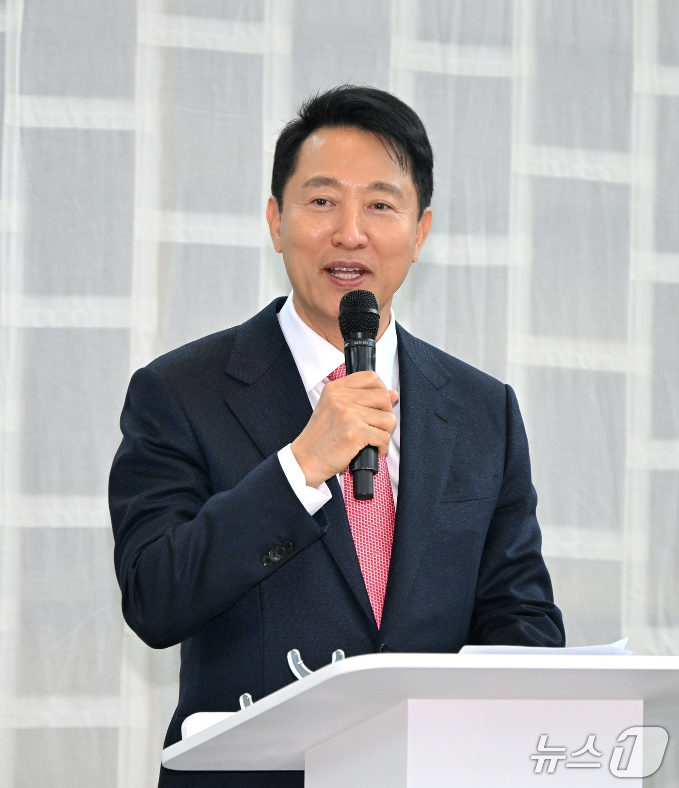 오세훈 서울시장이 2일 서울공예박물관에서 열린 국내 최대 규모 불교 자수 공예 특별전 '염원을 담아' 개막식에서 환영사를 하고 있다.(서울시 제공)