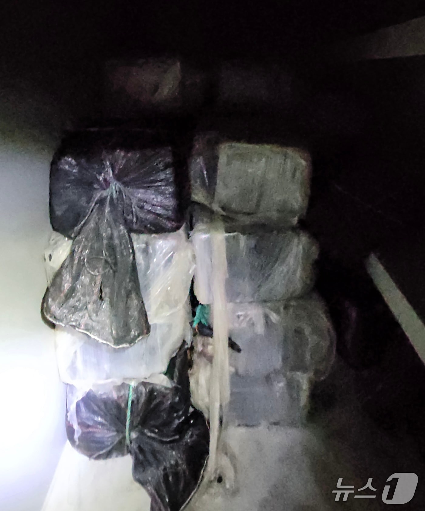 지난 2일 강원 강릉 옥계항에 입항한 벌크선에서 발견된 다량의 코카인 의심물질.&#40;동해해경청 제공, 재판매 및 DB 금지&#41; 2025.4.21/뉴스1