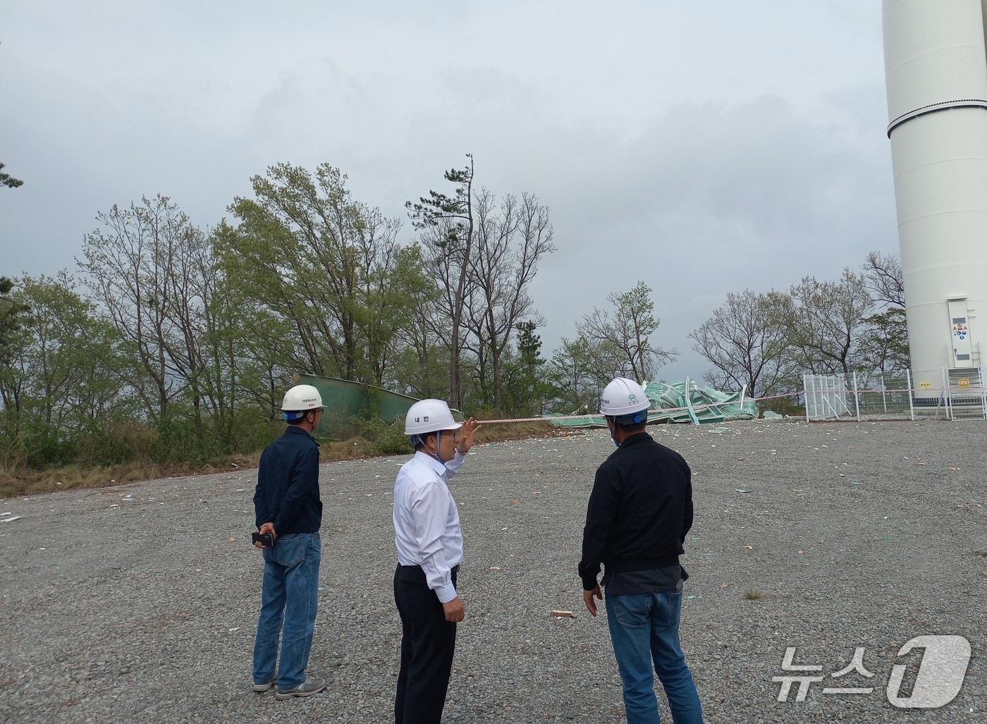 화순 풍력발전소 타워 꺾임 사고 현장 점검.(전남도 제공. 재판매 및 DB금지) 2025.5.2/뉴스1