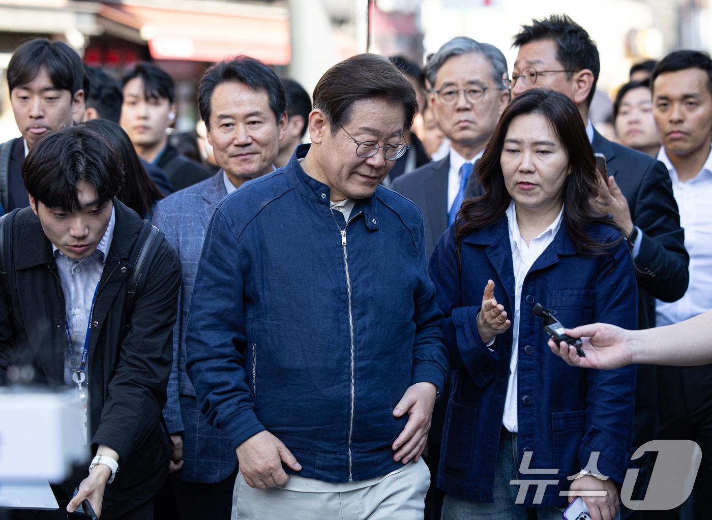 '골목골목 경청투어 : 접경벨트편'에 나선 이재명 더불어민주당 대통령 후보가 2일 오후 강원 인제군 북면 원통시장에서 시민들과 인사를 마친 후 백브리핑 장소로 향하고 있다. 2025.5.2/뉴스1 ⓒ News1 이재명 기자