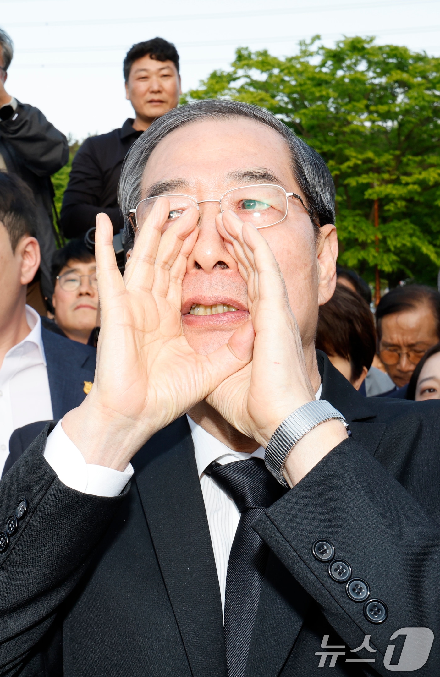 2025년 5월 2일 한덕수 전 국무총리가광주시 국립5.18민주묘역에 참배하려다 시민단체 반발로 입장이 막히자 "나도 호남사람입니다＂라고 외치고 있다. 한 전 총리는 내란우두머리 방조 등의 혐의로 1심에서 징역 23년형을 선고받았다. 2025.5.2/뉴스1 ⓒ News1 김태성 기자