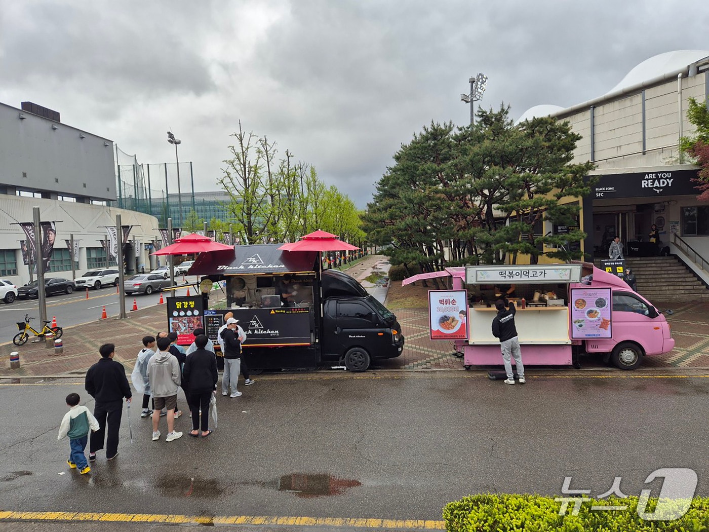 경기 성남시가 오는 24일 부산아이파크와의 경기부터 성남FC 홈구장 내 4곳 매점과 4개 푸드트럭에 다회용기를 전면 도입한다.(성남시 제공. 재판매 및 DB금지)/뉴스1