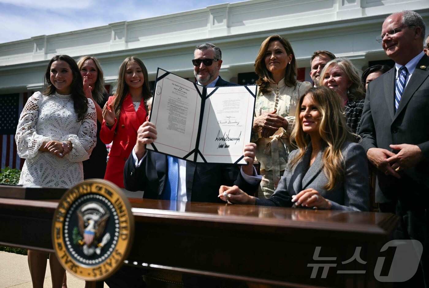 도널드 트럼프 미국 대통령이 19일 (현지시간) 워싱턴 백악관에서 ‘딥페이크 규제법’에 서명을 한 뒤 들어 보이고 있다. 2025.05.20 ⓒ AFP=뉴스1 ⓒ News1 우동명 기자